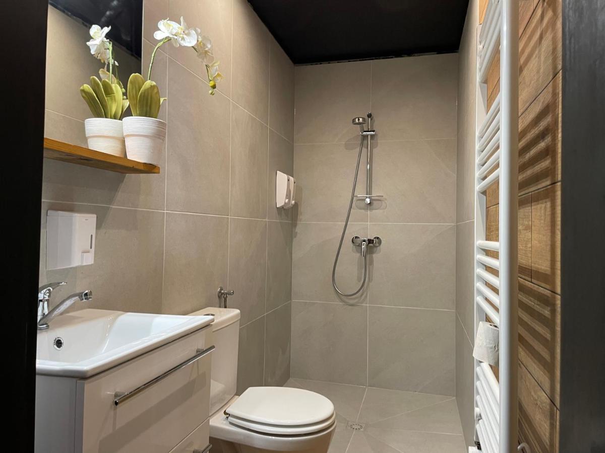 Cosy Apartment In Family Compound Turany Екстериор снимка
